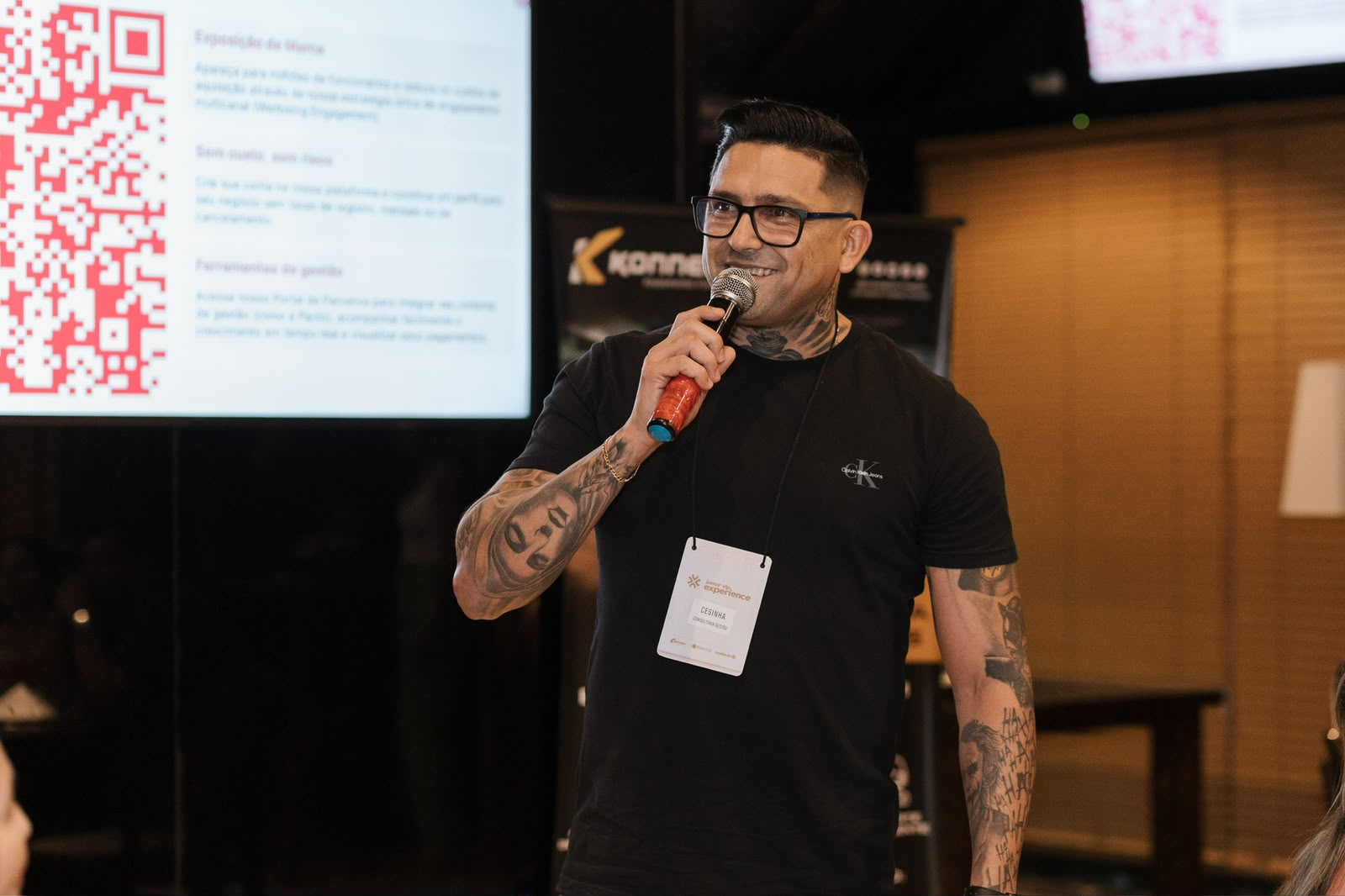 Cesinha palestrando em evento do mercado fitness